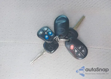 2012 Toyota Sienna Le V6 8 Passenger z USA, uszkodzony, nr VIN 5TDKK3DC9CS252274